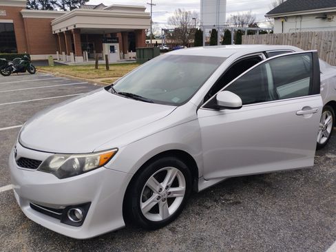 Used 2014 Toyota Camry SE image 1
