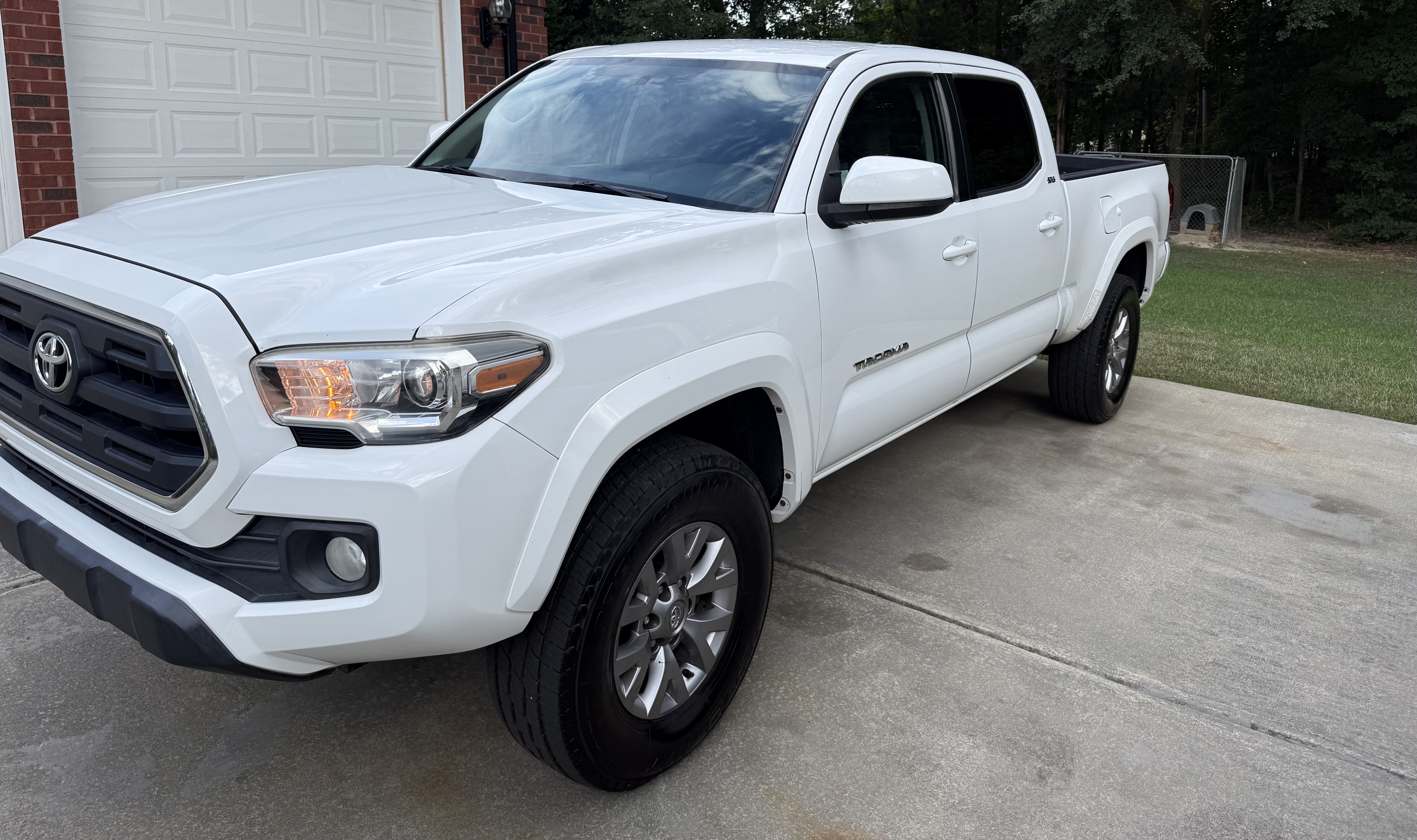 Used 2017 Toyota Tacoma TRD Sport AWD/4WD image 1