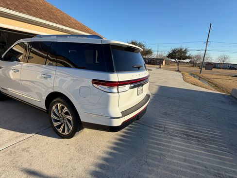Used 2023 Lincoln Navigator Reserve image 6