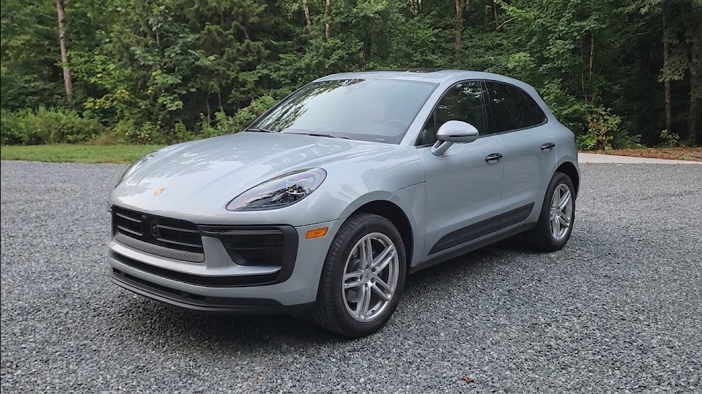 Used 2023 Porsche Macan AWD/4WD image 1