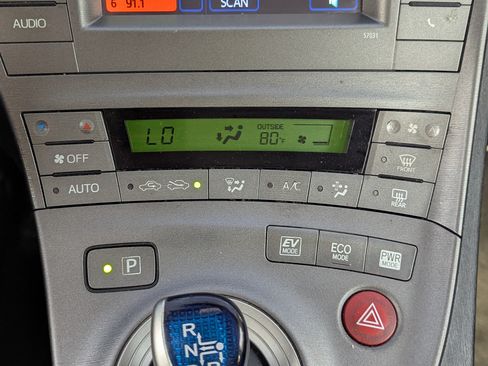 Used 2014 Toyota Prius Two image 10