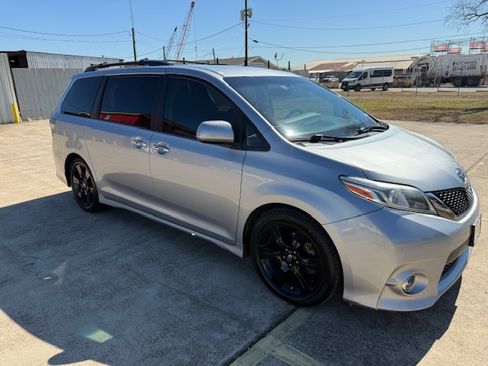 Used 2015 Toyota Sienna SE image 1