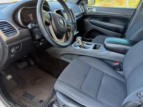 Used 2017 Jeep Grand Cherokee Laredo w/ Quick Order Package 2BE image 15