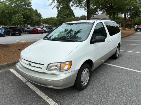 Used 2000 Toyota Sienna XLE FWD image 1