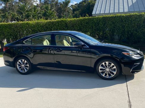 Used 2016 Lexus ES 350 w/ Luxury Package w/Wood Trim image 20