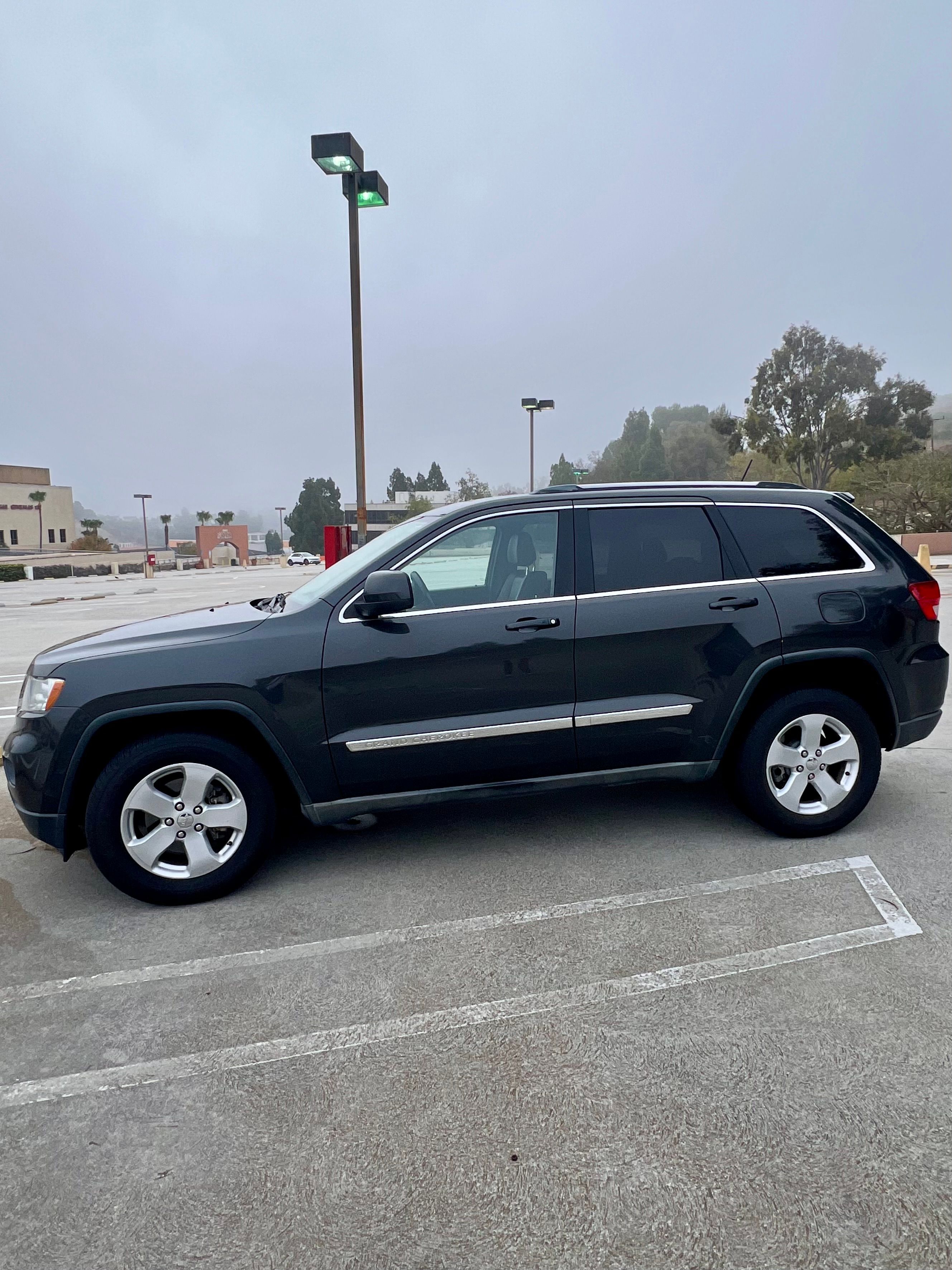 Used 2011 Jeep Grand Cherokee Laredo RWD image 1