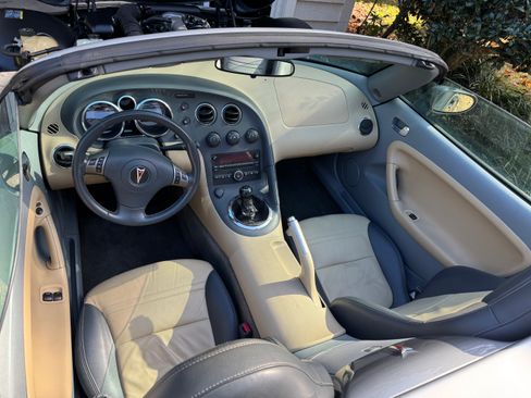 Used 2006 Pontiac Solstice Convertible w/ Premium Package RWD image 2