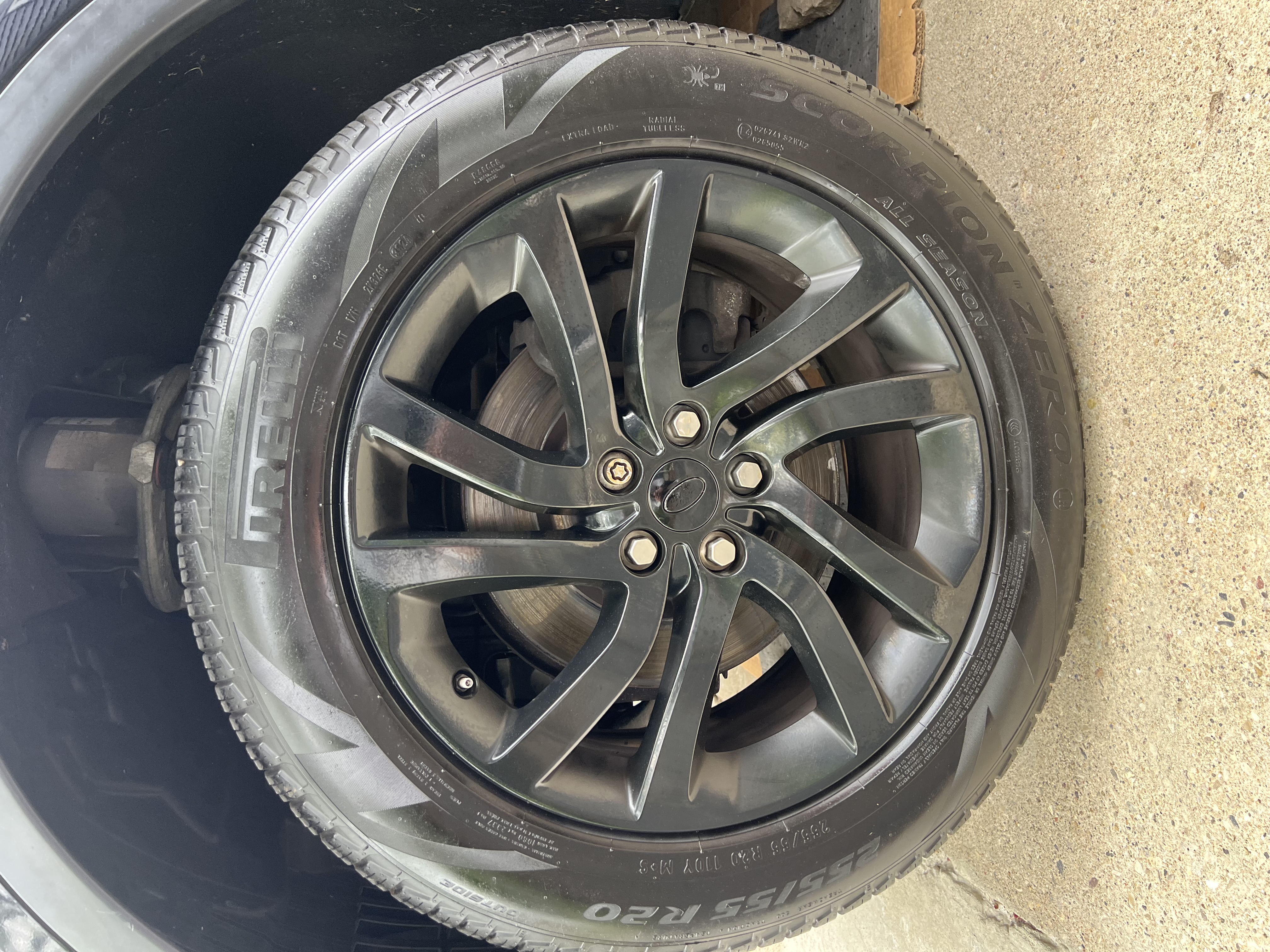 Used 2017 Land Rover Discovery HSE AWD/4WD image 4