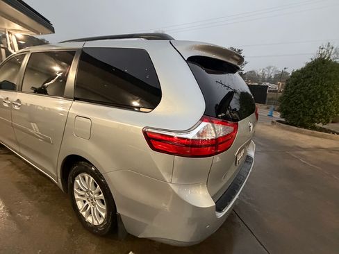 Used 2015 Toyota Sienna XLE Premium image 3