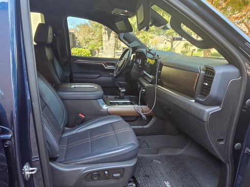 Used 2022 Chevrolet Silverado 1500 High Country w/ Technology Package image 5