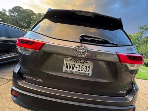 Used 2018 Toyota Highlander XLE FWD image 4