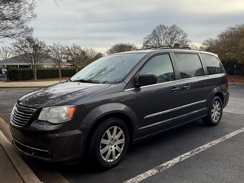 Used 2015 Chrysler Town & Country Touring image 4