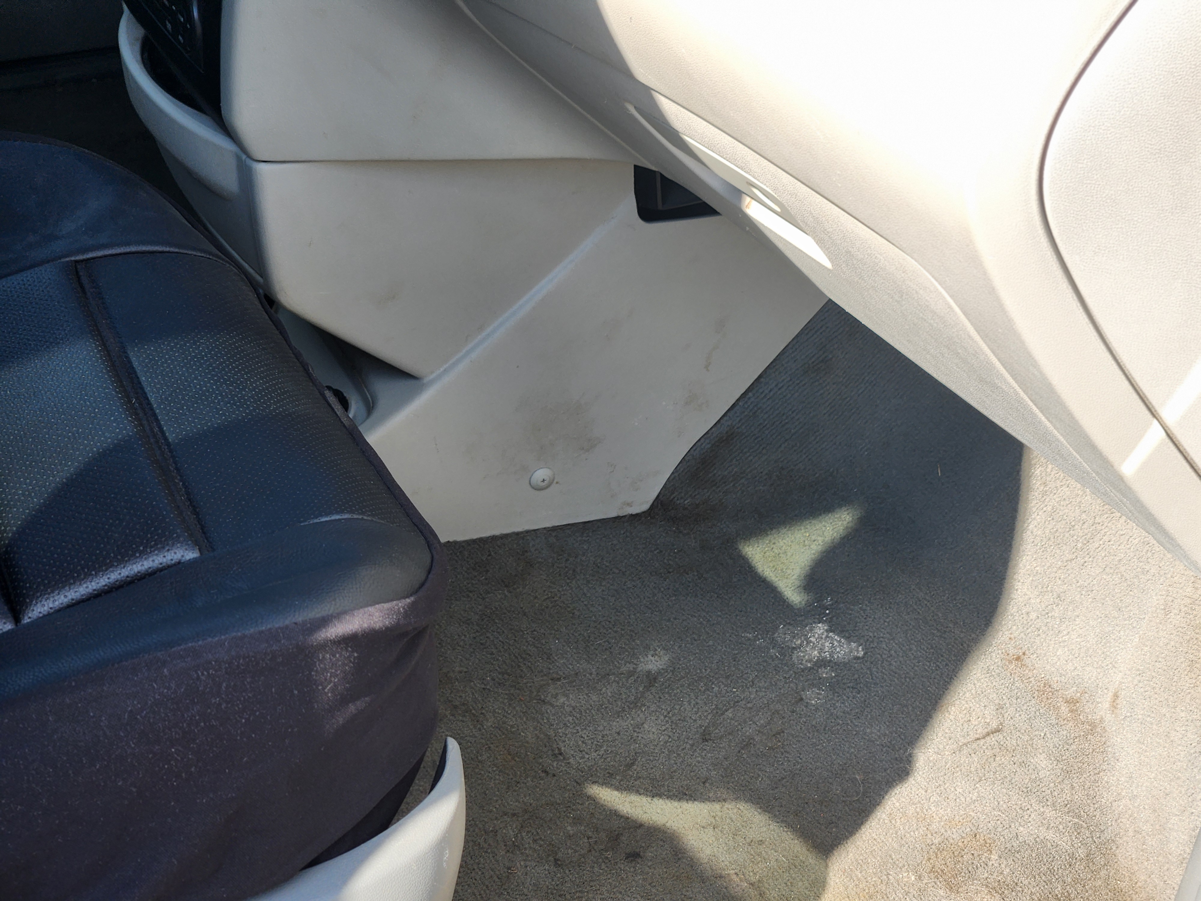 Used 2012 Volkswagen Routan SE FWD image 18