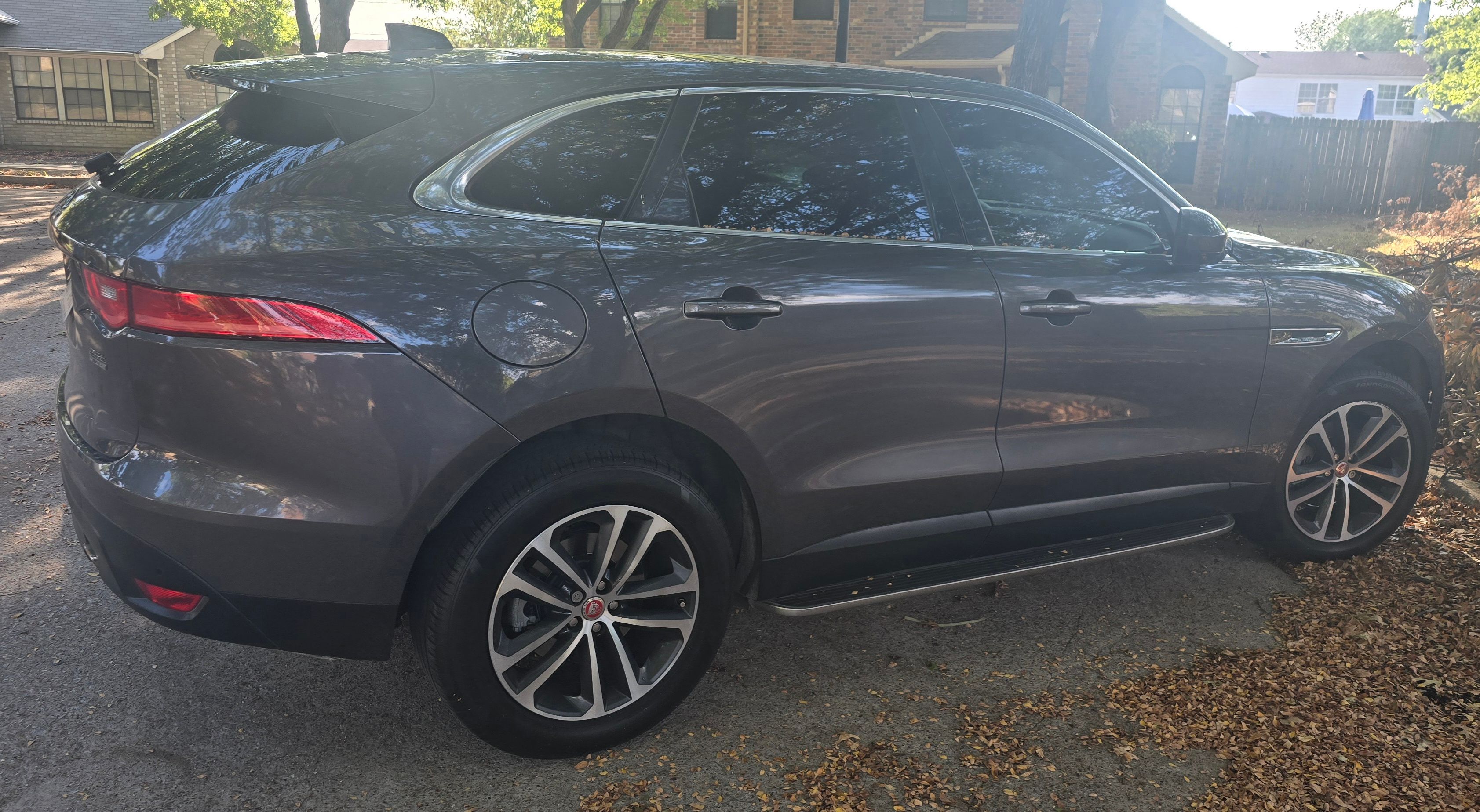 Used 2019 Jaguar F-PACE Premium AWD/4WD image 2