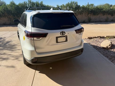 Used 2019 Toyota Highlander SE image 2