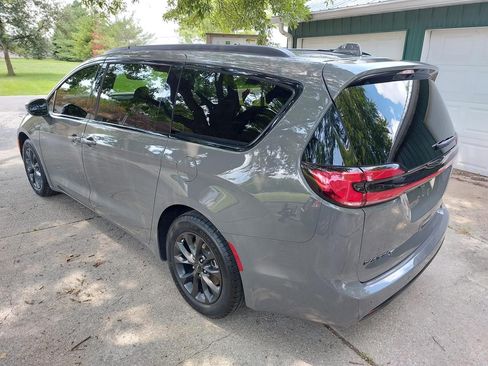 Used 2021 Chrysler Pacifica Touring w/ S Appearance Package image 8