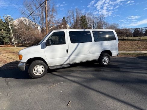 Used 2007 Ford E-350 and Econoline 350 XLT image 2
