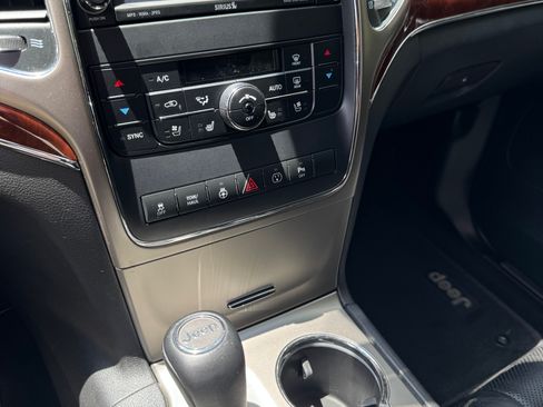 Used 2013 Jeep Grand Cherokee Limited w/ Luxury Group II AWD/4WD image 18