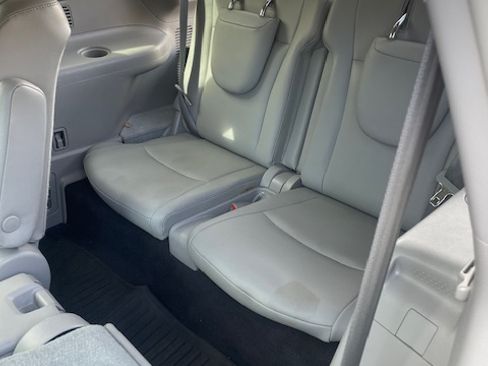 Used 2012 Toyota Highlander SE w/ Tow Pkg image 12