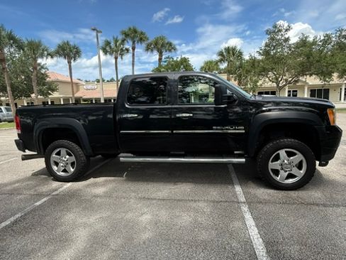 Used 2013 GMC Sierra 2500 Denali w/ Suspension Package, Off-Road AWD/4WD image 4
