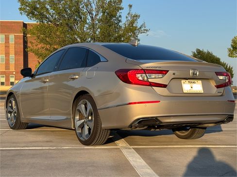 Used 2018 Honda Accord Touring image 4