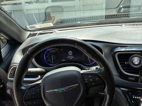 Used 2020 Chrysler Pacifica Touring-L w/ S Appearance Package FWD image 5