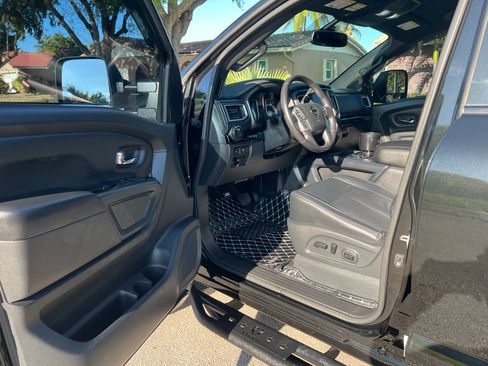 Used 2019 Nissan Titan SV w/ SV Convenience Package image 14