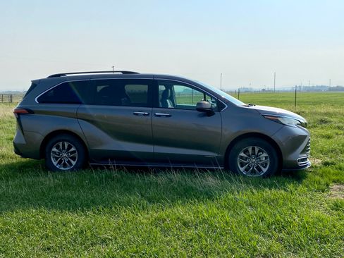 Used 2021 Toyota Sienna XLE FWD image 8