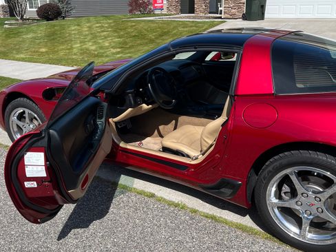Used 2001 Chevrolet Corvette Coupe w/ Preferred Equipment Group2 RWD image 11