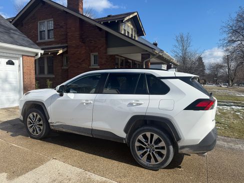 Used 2020 Toyota RAV4 XLE Premium image 9