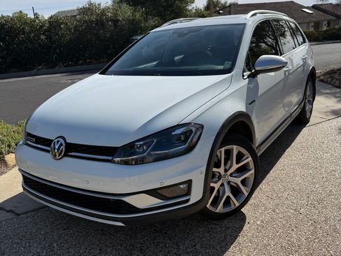 Used 2018 Volkswagen Golf Alltrack SEL image 2
