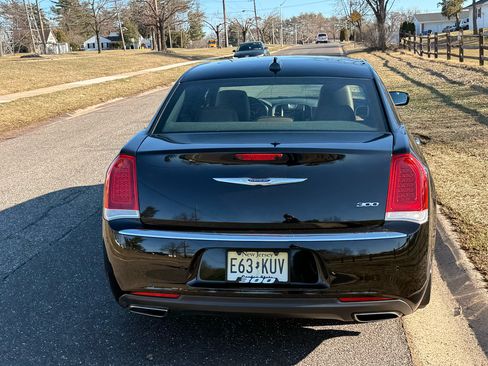 Used 2019 Chrysler 300 Limited w/ Safetytec Plus Group image 9