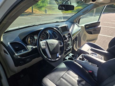 Used 2015 Chrysler Town & Country Touring image 2