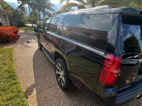 Used 2019 Chevrolet Suburban LT w/ Luxury Package RWD image 4