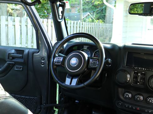 Used 2017 Jeep Wrangler Unlimited Sahara AWD/4WD image 15