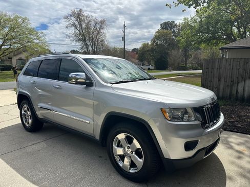 Used 2011 Jeep Grand Cherokee Limited image 2