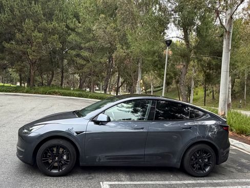 Used 2021 Tesla Model Y Long Range AWD/4WD image 4