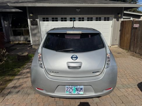 Used 2013 Nissan Leaf SV image 4