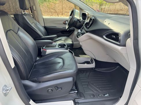 Used 2017 Chrysler Pacifica Touring-L Plus w/ Advanced Safetytec Group image 19