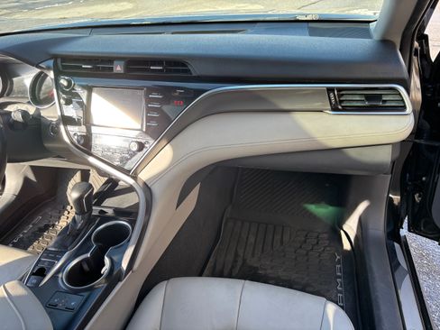 Used 2018 Toyota Camry XSE image 15