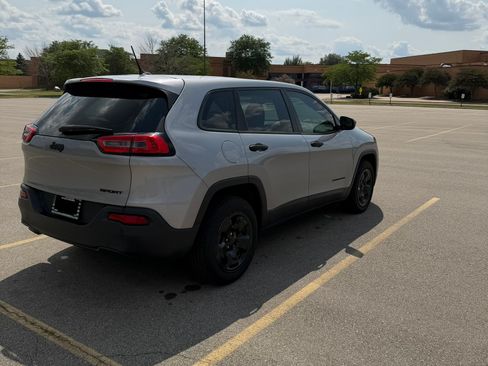 Used 2015 Jeep Cherokee Sport FWD image 9
