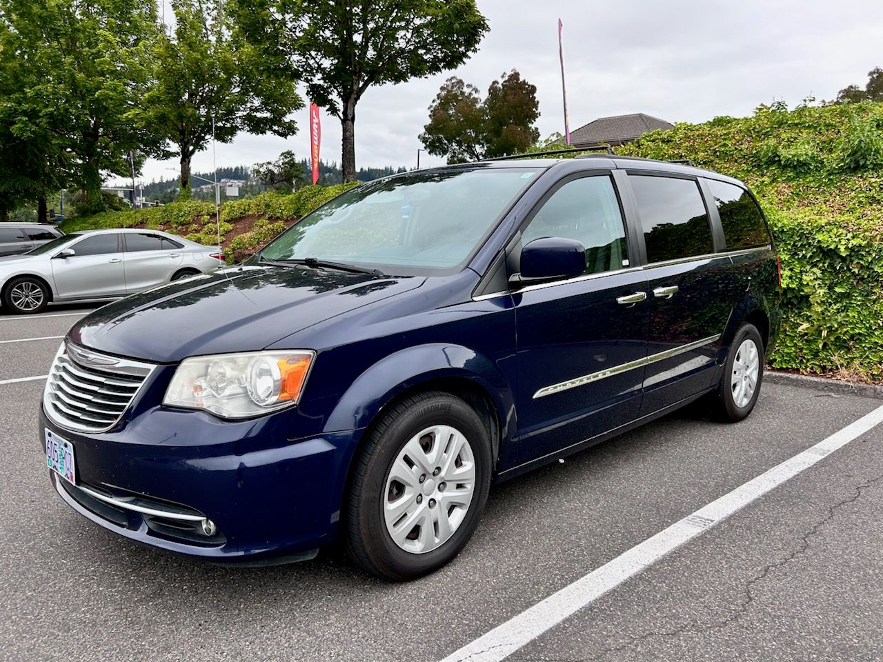 Used 2014 Chrysler Town & Country Touring FWD image 1