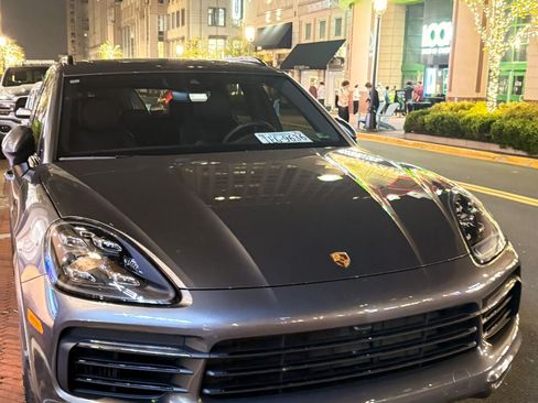 Used 2021 Porsche Cayenne Sport Utility 4D image 4