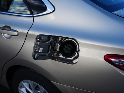 Used 2015 Toyota Camry LE image 16