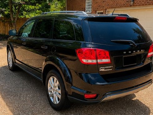 Used 2019 Dodge Journey SE w/ Connectivity Group FWD image 2