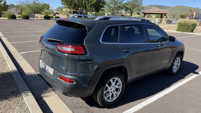 Used 2018 Jeep Cherokee Latitude Plus w/ Cold Weather Group AWD/4WD image 19
