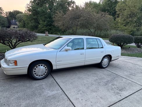 Used 1999 Cadillac De Ville w/ Comfort/Convenience Pkg FWD image 1