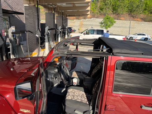 Used 2007 Jeep Wrangler Unlimited Sahara w/ Dual Top Group image 5