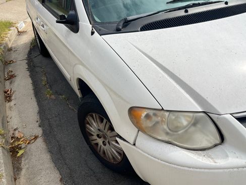 Used 2007 Chrysler Town & Country LX FWD image 2