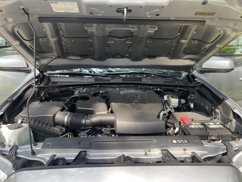 Used 2018 Toyota Tacoma SR5 RWD image 20